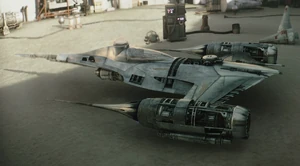 Motto y Djarin modifican fuertemente el caza estelar.