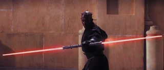 Darth Maul revelando su sable de luz de doble hoja en Naboo.