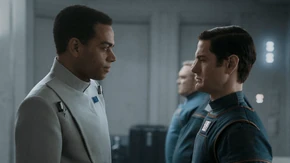 El Inspector Blevin reprende a los oficiales Pre-Mor responsables del desastre en Ferrix.