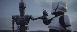 IG-11 ataca a un par de soldados exploradores para rescatar al Niño.