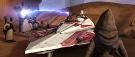 R4 protege el caza estelar de Kenobi de los jawas.