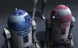 R2-KT y R2-D2 en el hangar del Resuelto.