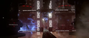 Maul destruye el hipermotor del Tribunal usando la Fuerza.