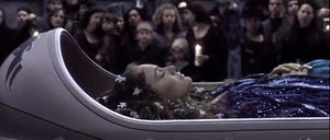 El cuerpo de la difunta Padmé Amidala durante su  en .