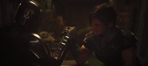 Djarin y Dune apostando en un combate de pulso.