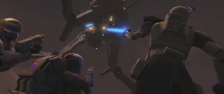 Hunter, Wrecker y Rex ayudan a defenderse de un tri-droide octuptarra.