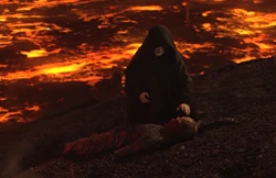 Palpatine encuentra el cuerpo devastado de Vader.