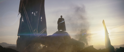 El Moff Gideon se para encima de su caza TIE Outland estrellado.