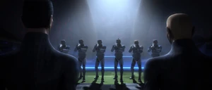 Los  «» y «» de pie ante un  de fusilamiento en .