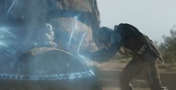 Djarin intenta llegar a Grogu a través de la barrera de la Fuerza.