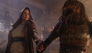 Indara se enfrentó a la asaltante desconocida en combate cuerpo a cuerpo.