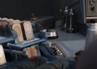 Un holoreproductor apagado encima del escritorio del Coronel Tuttle.