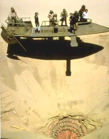 Vista de las fauces abiertas del sarlacc con dientes alineados, desde la superficie