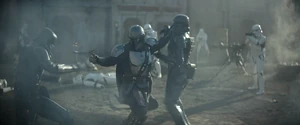 Djarin lucha contra un par de soldados de la muerte.