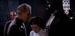 Tarkin mofándose de la princesa Leia Organa.