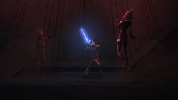 Maul estrangula a la Séptima Hermana poco antes de matarla.