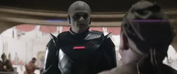 El Gran Inquisidor interroga a un ciudadano acerca del paradero de un Jedi.