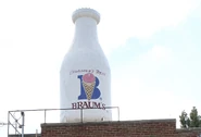 Braums Bottle.jpg (598 KB) Giant Braum's Dairy bottle in Oklahoma City