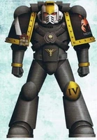 Sargento Veterano Sourath de la 4ª Compañía de los Escorpiones Rojos, equipado con una Servoarmadura Mark IV "Maximus"