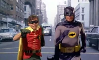 La serie de Adam West tuvo gran éxito, sobretodo por su tono humorístico y amanerado en varias de sus situaciones.