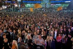 Crowd05.jpg (368 KB) The crowd outside the arena