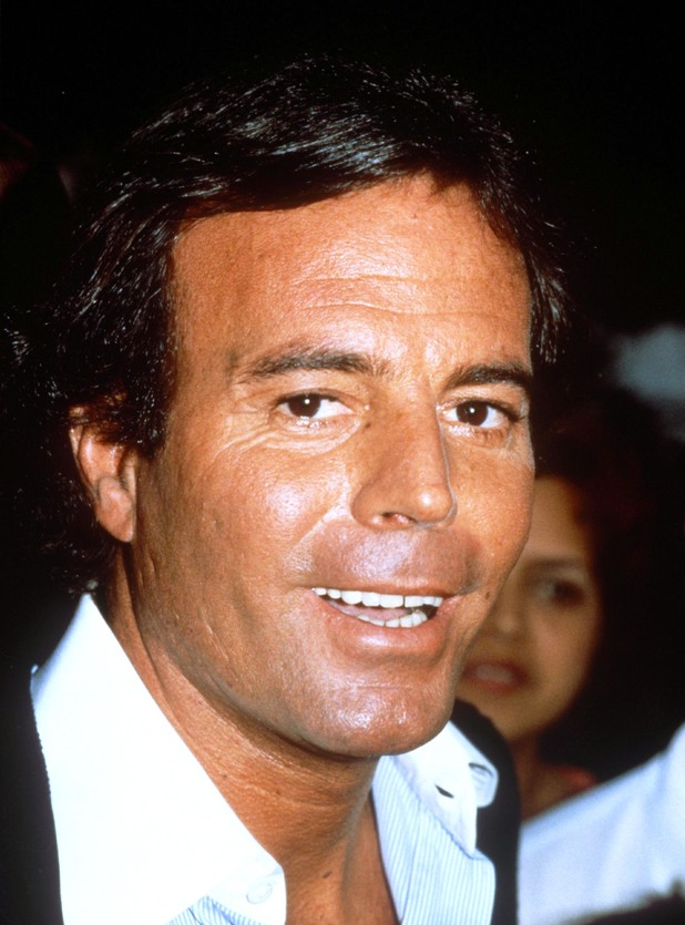 Julio Iglesias next to his sons Enrique and Julio Jose in Hawai In