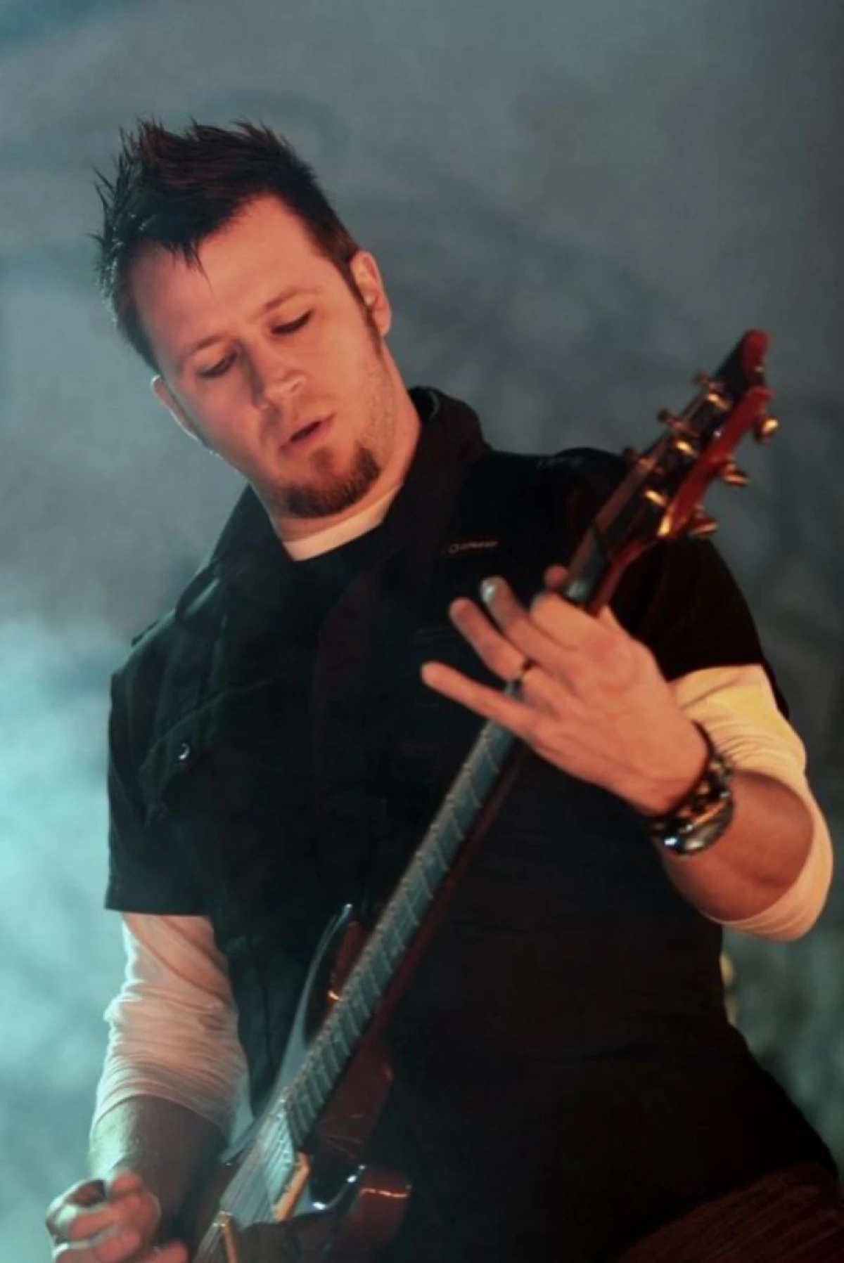 Former Seether Guitarist Rejoins Evanescence, image size:1200x1797