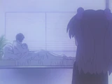 Asuka observa a Kyoko en el hospital.
