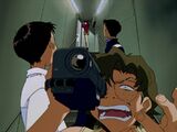 Kensuke filmando dentro del barco.jpg