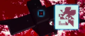 Además del otro lado de la cruz se encuentra el logotipo nuevo de NERV.