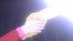 Маленькая Аска тянется к руке Кёко