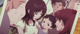 En la foto de Yui con su hijo, se puede ver a la derecha otra mujer. A mi no me engañan, esa es la madre de Asuka. Incluye prendedores rojos para el pelo