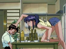 Misato molesta a Shinji EP02