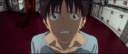 Cuando Shinji está en la Sala de Interrogatorios, y luego es interrumpido por el Evangelion Mark 09, hay un error en la animación como se ve en la imagen; el collar no aparece por un breve instante.