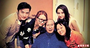 何超雲於其微博公開和男友陳山聰見家長飯局的合照