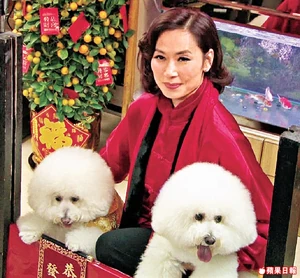 鄺美雲與她的「兒孫」合照 (2012年1月《蘋果日報》照片)