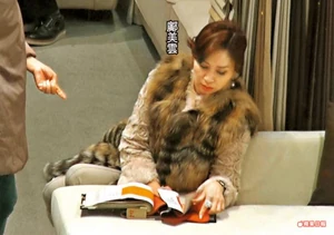 鄺美雲穿皮草的照片（2013年1月《蘋果日報》)