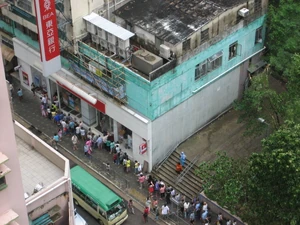 BEA queue1.jpg (202 KB) 當時東亞銀行出現排隊提款的人龍