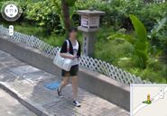Ggmapcap girl.jpg (46 KB) 有網民無意中發現女性人物步行而過