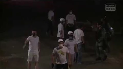 【7月21日_-_元朗黑夜】警方指到達南邊圍村後未有發現有人手持攻擊性武器〔喂喂喂，你班伙計同班黑社會咁老友既？！〕