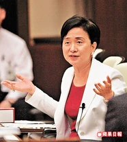 Emily47.jpg (74 KB) 香港立法會議員劉慧卿開會時做出類似「Who Fuckin' Cares」動作(《蘋果日報》圖片)。