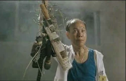 羅家英飾演的達文西，手持著名的秘密武器：「攞你命三千」