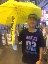 事件發生後，網民起底找到劉馬車曾在雨傘革命期間參與旺角鳩嗚團，並舉起黃傘及「我要真普選」標語拍下的照片