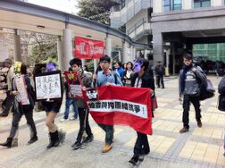 Fd29ab5e.jpg (446 KB) 嶺大學生發起的「大規模」反「種族歧視」廣告大遊行。