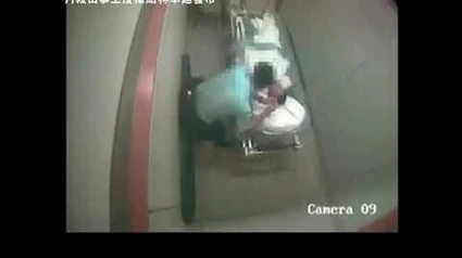 【_悲慘記錄！控訴】請廣傳！軍裝警疑醫院內虐打年邁被捕者：掌摑、警棍戳下體肛門、尿衣掩口、拗手腕