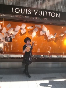 黃夏蕙帶同格仔餅及求情信到LV中環旗艦店示威