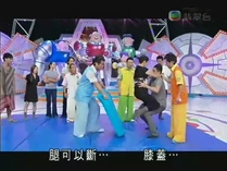鄭欣宜於「鐵甲無敵踩住上」環節中，彎起雙膝而並非雙腳踏著雙方。