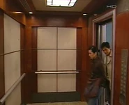 于sir與晶晶一起進入電梯。