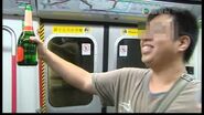 07-2613-07-32.jpg (62 KB) 一名交通迷狂熱份子「香檳男」,在港鐵車廂公然開香檳,慶祝港鐵將軍澳綫康城站通車。