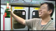 一名交通迷狂熱份子「香檳男」，在港鐵車廂公然開香檳，慶祝港鐵將軍澳綫康城站通車。